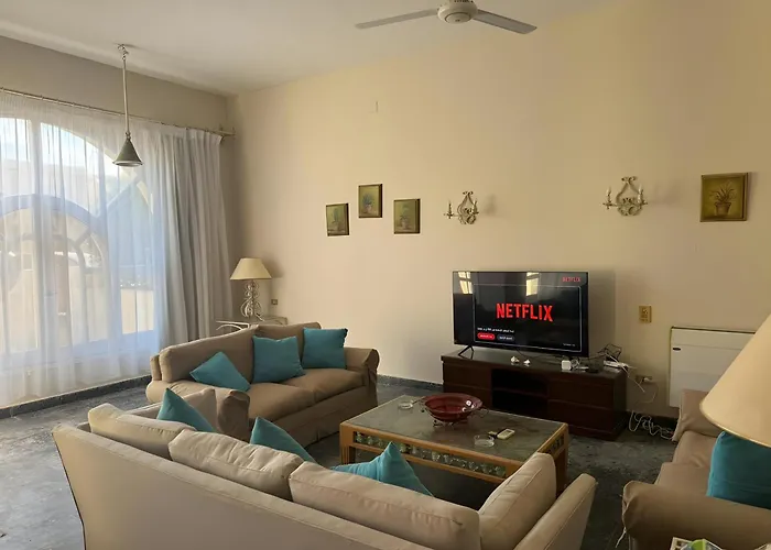 Villa 4 Bedroom Seaside Escape *