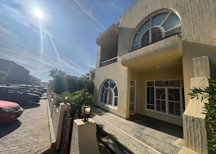 4 Bedroom Seaside Escape Villa *